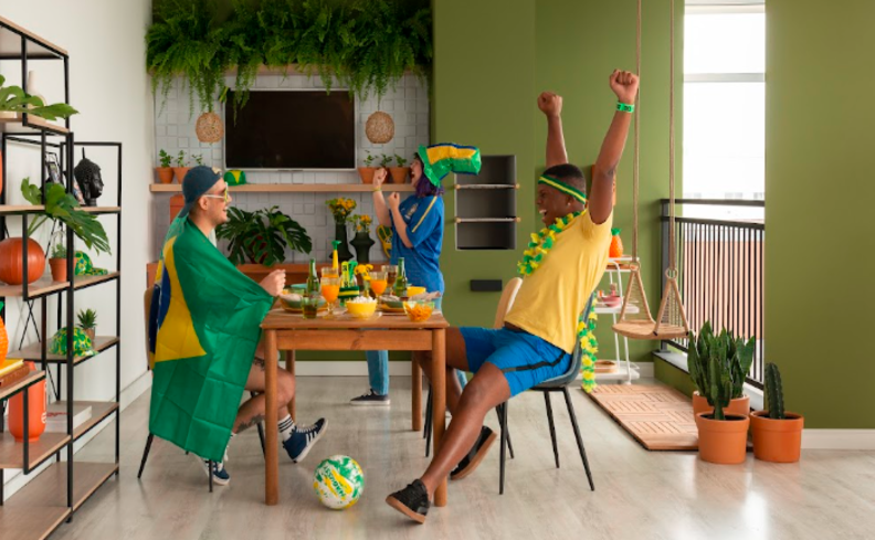 jogos da copa do mundo de cubes onde assistir na casa de amigos com três amigos se divertindo e comemorando com uma decoração copa do mundo