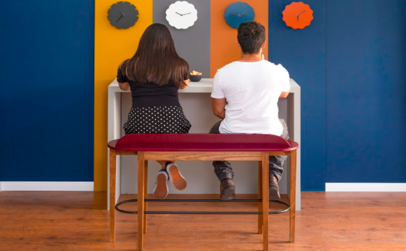 dicas para saber o que é fondue, com um casal sentado na mesa de jantar aproveitando um fondue em casa comemorando um aniversário romântico.