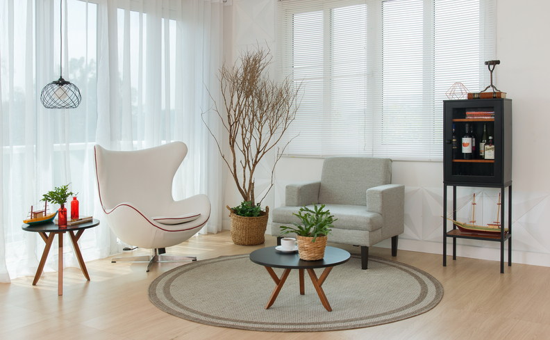 o que dar de presente no dia dos pais, entre as ideias duas poltronas para o pais poder relaxar e ler com conforto em um ambiente com duas poltronas, tapete, mesas de apoio e uma pequena estante.