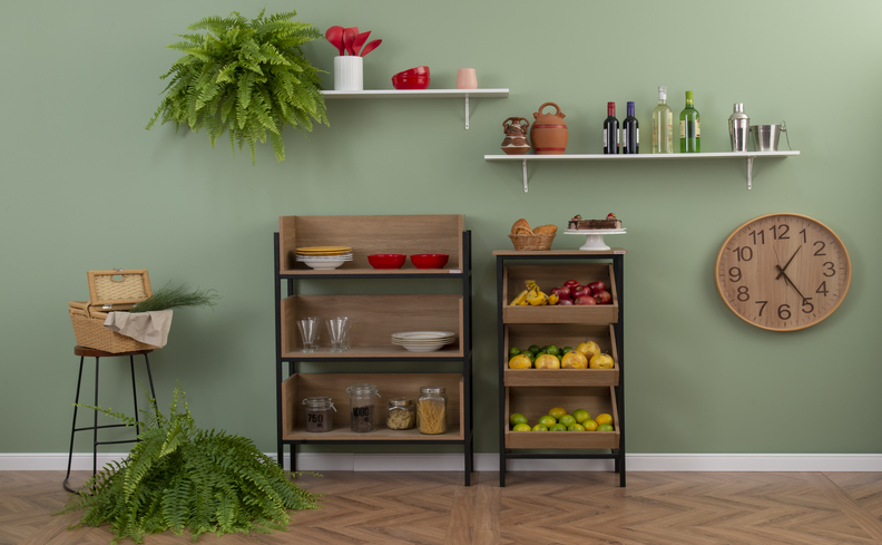 presente de dia dos pais com opções para a cozinha em um ambiente com duas cômodas vazadas com diversas frutas e na outra pratos, taças e utensílios de cozinha.