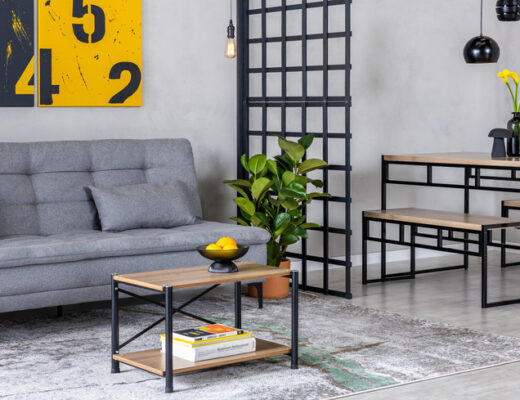 enxoval de casa nova na sala de estar integrada com a sala de jantar com sofá cinza, tapete, mesa de centro, biombo, mesa de jantar, bancos e diversos itens decorativos para decorar a primeira casa.