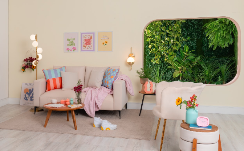 manta decorativa para sofá em um sofá de dois lugares na sala de estar com tapete, sofá, almofadas decorativas, tapete, puffes e quadros decorativos.