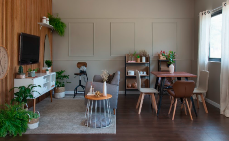 moveis e itens decorativos para a primeira casa com sala de jantar com mesa de jantar quadrada, cadeiras, além de  sala de estar integrada com mesa lateral, rack, tapete e diversos itens de decoração.