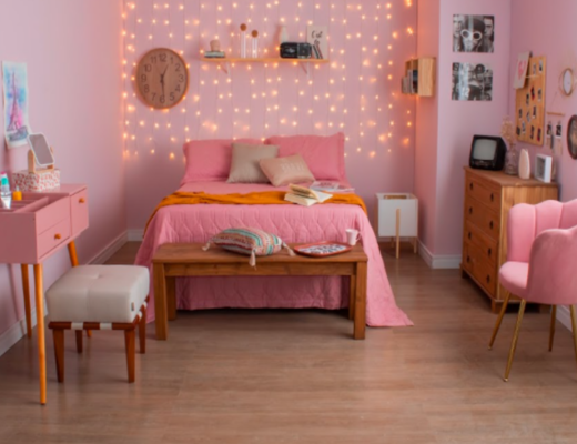 tons de rosa na parede do quarto, além de estar na roupa de cama, poltrona e escrivaninha. Além de um quarto com pufe cinza e diversos itens decorativos.