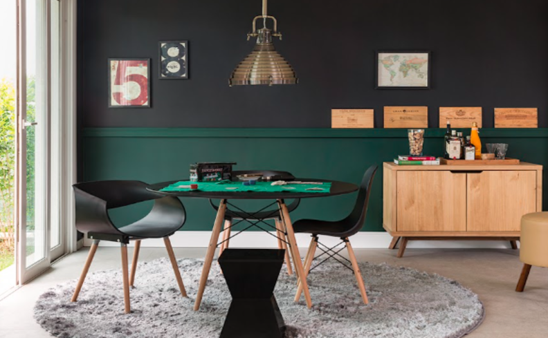 cadeira Black Friday, mesa, banquinho, aparador, tapete e diversos itens decorativos na sala de estar.