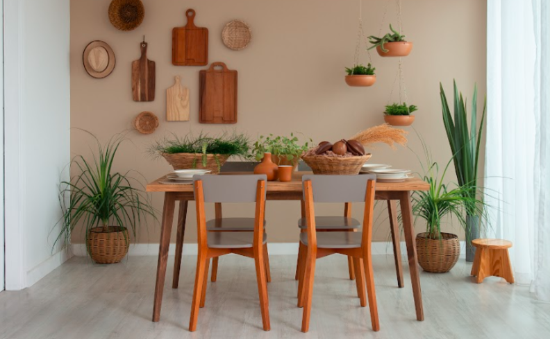 mesa extensível de madeira retangular, com quatro cadeiras com estofado cinza em uma sala de jantar pequena.